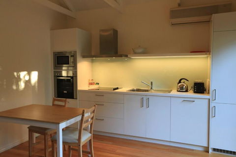 Inglenook Luxury Spa Cottage For Two - Accommodation QLD 3