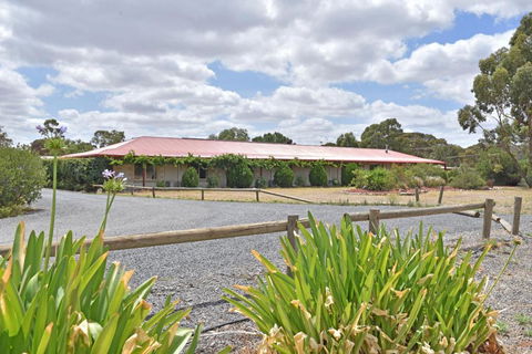 Inglewood Motel And Caravan Park Victoria - Accommodation QLD 3