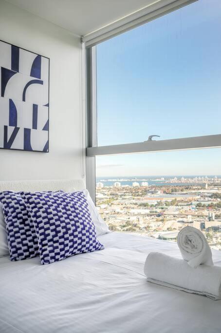 Inner City Comforts Apt Bay Views 1B1B1C 2-beds - Accommodation QLD 1