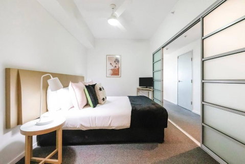 Inner Bloom - Tropical Chic In The CBD - Accommodation QLD 3