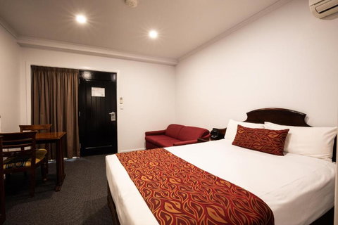 Hotel Settlers - Accommodation QLD 3