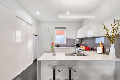 Inner-city 2 Bedroom Apartment With Free Parking - Accommodation QLD 3