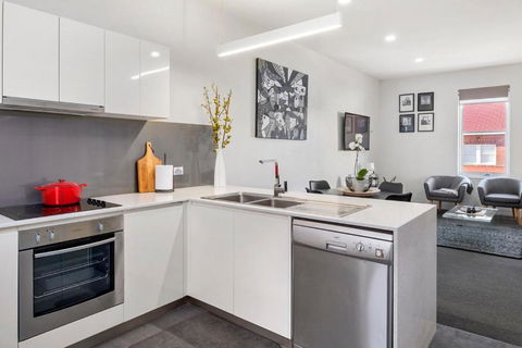 Inner-city 2 Bedroom Apartment With Free Parking - Accommodation QLD 2