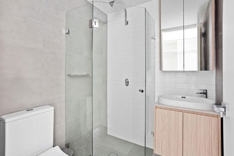 Inner West 1BR & Balcony - Mins To CBD - Accommodation QLD 3