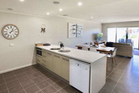 Iona Blue 3 Bedroom Townhouse 200m To Restaurants & Shops - Accommodation QLD 2