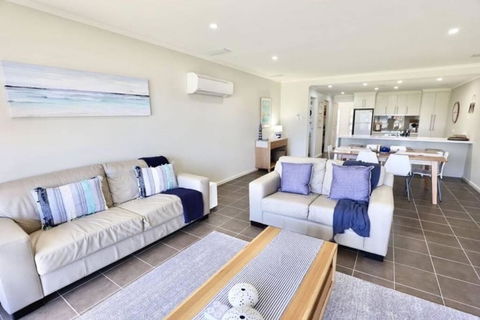 Iona Blue 3 Bedroom Townhouse 200m To Restaurants & Shops - Accommodation QLD 3