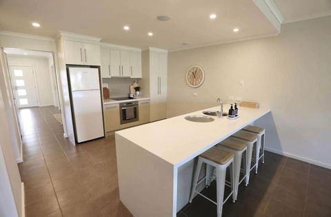 Iona Blue 3 Bedroom Townhouse 200m To Restaurants & Shops - Accommodation QLD 1