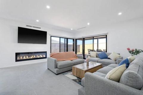 Island Family Retreat By Ready Set Stay - BYO Sheets And Towels - Accommodation QLD 2