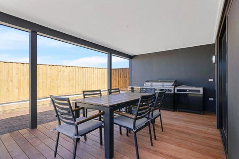 Island Family Retreat By Ready Set Stay - BYO Sheets And Towels - Accommodation QLD 3