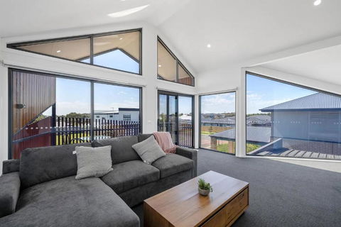 Island Family Retreat By Ready Set Stay - BYO Sheets And Towels - Accommodation QLD 1