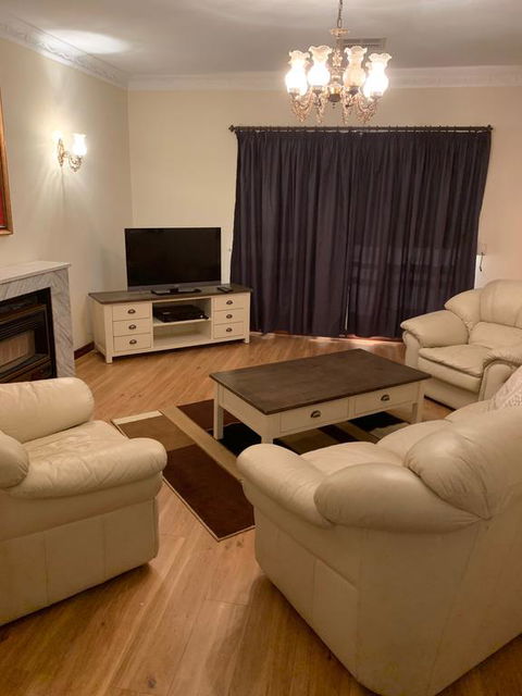 Adelaide's Holiday Home - Accommodation QLD 2