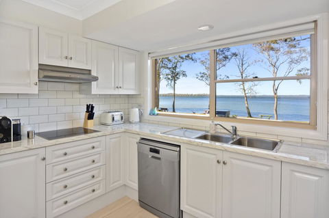 Adrift Retreat - St Georges Basin Waterfront Home - Accommodation QLD 3