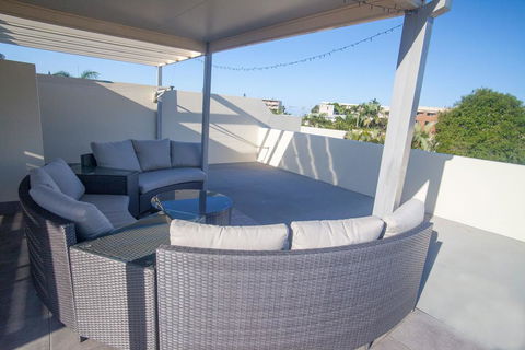 Alexandra Headland Luxury Townhouse - Accommodation QLD 2