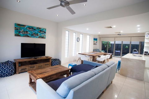 Alexandra Headland Luxury Townhouse - Accommodation QLD 1