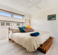 Alice's Palace 2-minute walk to lifeguard patrolled surf beach - Accommodation QLD