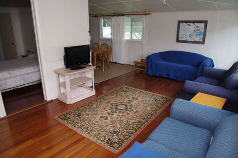 Almare, 7 Gowing Street - Accommodation QLD 2