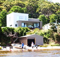 Amazing Ansons Bay Absolute Waterfront Beach House - Accommodation QLD