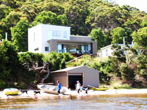 Amazing Ansons Bay Absolute Waterfront Beach House - Accommodation QLD 0