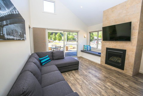Amber Mist Villa One - Accommodation QLD 2