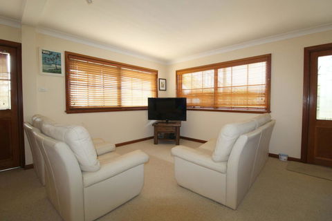 Amzaz, 15 Korogora Street - Accommodation QLD 2