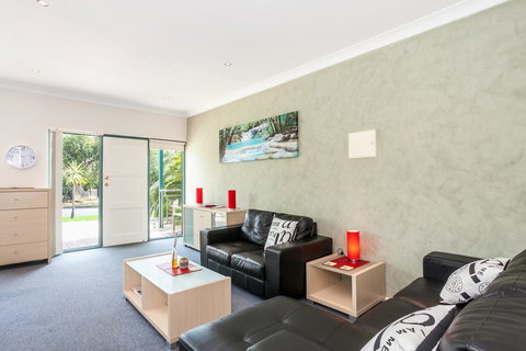 Anglesea River Apartments - 2 Bed Unit 2/4 - Accommodation QLD 1