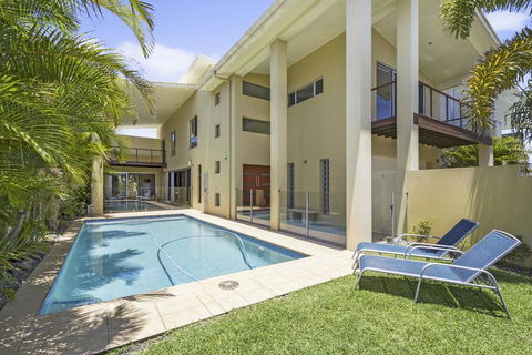 ANGOURIE HOUSE - SALT VILLAGE - Accommodation QLD 0