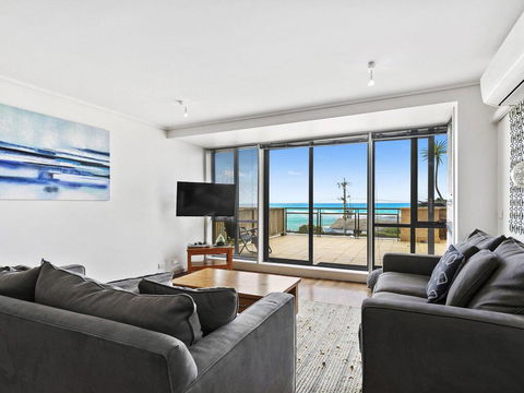 APARTMENT 12 PACIFIC APARTMENTS- Across From The Pier - Accommodation QLD 3