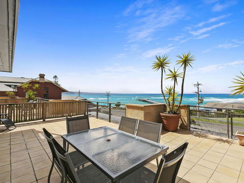 APARTMENT 12 PACIFIC APARTMENTS- Across From The Pier - Accommodation QLD 0