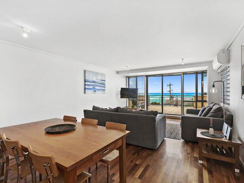 APARTMENT 12 PACIFIC APARTMENTS- Across From The Pier - Accommodation QLD 1