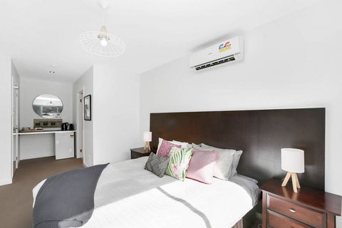 APOLLO 13 STUDIO - Free Wifi, Opposite Beach! - Accommodation QLD 1