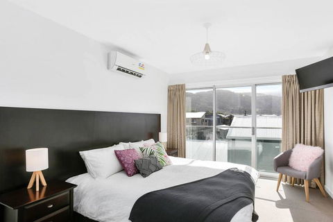 APOLLO 13 STUDIO - Free Wifi, Opposite Beach! - Accommodation QLD 0