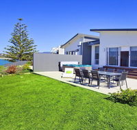 Aqua - views over jones beach - Accommodation QLD