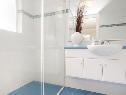 Aquarius Apartment 4 - Accommodation QLD 3