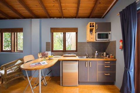 Art & Garden Retreat - Accommodation QLD 2