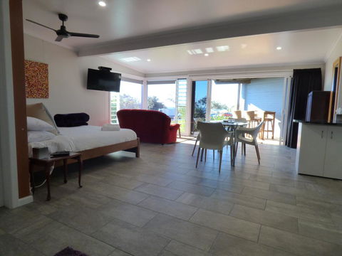 ArtHOUSE Beachfront Accommodation - Accommodation QLD 3