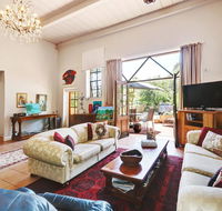 Arty Warehouse Apartment - stroll to South beach - Accommodation QLD