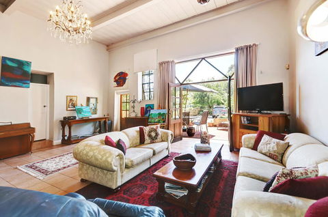 Arty Warehouse Apartment - Stroll To South Beach - Accommodation QLD 0