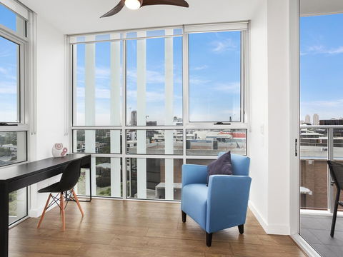 As The Sun Sets - Modern And Spacious 2BR Zetland Apartment Facing The Setting Sun - Accommodation QLD 3