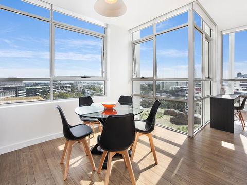 As The Sun Sets - Modern And Spacious 2BR Zetland Apartment Facing The Setting Sun - Accommodation QLD 1