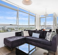 As the Sun Sets - Modern and Spacious 2BR Zetland Apartment Facing the Setting Sun - Accommodation QLD