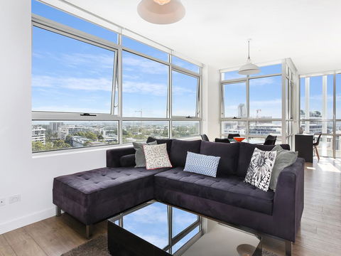 As The Sun Sets - Modern And Spacious 2BR Zetland Apartment Facing The Setting Sun - Accommodation QLD 0