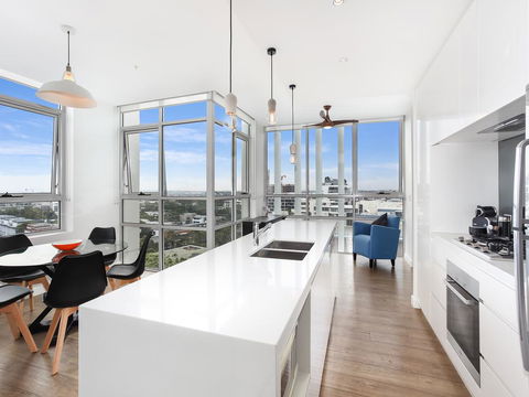 As The Sun Sets - Modern And Spacious 2BR Zetland Apartment Facing The Setting Sun - Accommodation QLD 2