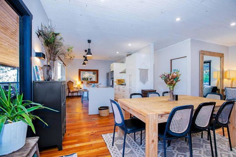 Luxury Farm House On 20 Acres - Sleeps 22 - Accommodation QLD 1