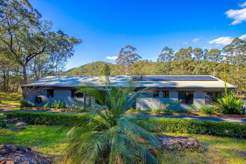 Luxury Farm House On 20 Acres - Sleeps 22 - Accommodation QLD 2