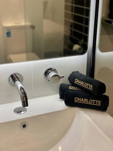 Luxury Inner-west Flat W/ Breakfast And Coffee Included! - Accommodation QLD 1