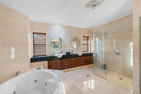 Luxury Range Stay! 6 Bedroom 4 Bathroom - Accommodation QLD 3