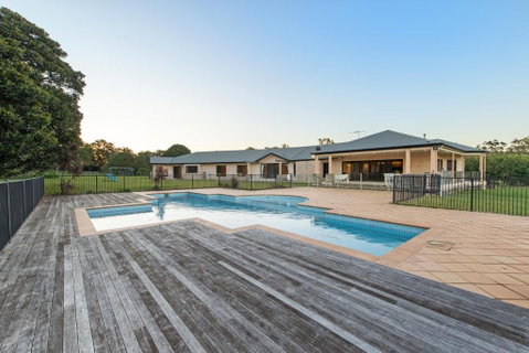 Luxury Range Stay! 6 Bedroom 4 Bathroom - Accommodation QLD 1