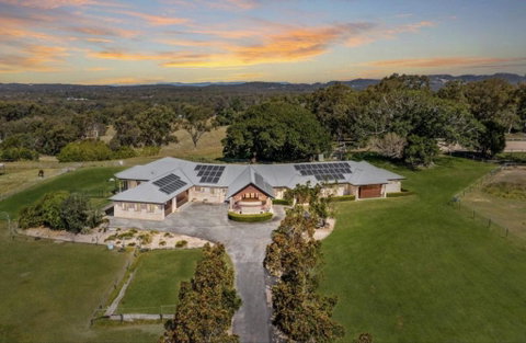 Luxury Range Stay! 6 Bedroom 4 Bathroom - Accommodation QLD 0