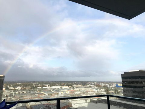 M-city Apartment - Executive Twin King Ensuites - Fully Equipped - Free Parking, Fast Wifi, Smart TV, Netflix, Complementary Drinks & Amenities - M-city Shopping Centre Clayton 3168 - Accommodation QLD 2