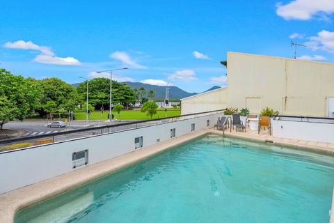 Madison Magic - Waterfront Balcony Haven With Pool - Accommodation QLD 1